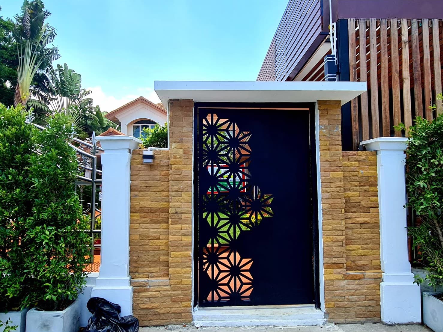 ฉลุลายบนประตู